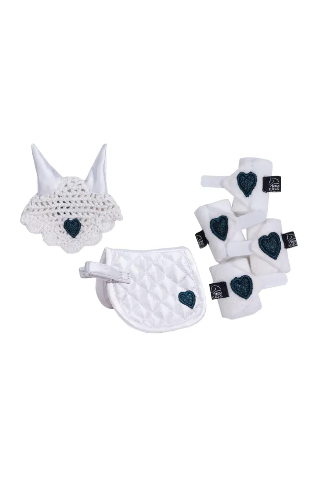 hkm-cuddle-pony-turnierset-schabracke-fliegenhaube-und-bandagen-mit-herz-logo image 1