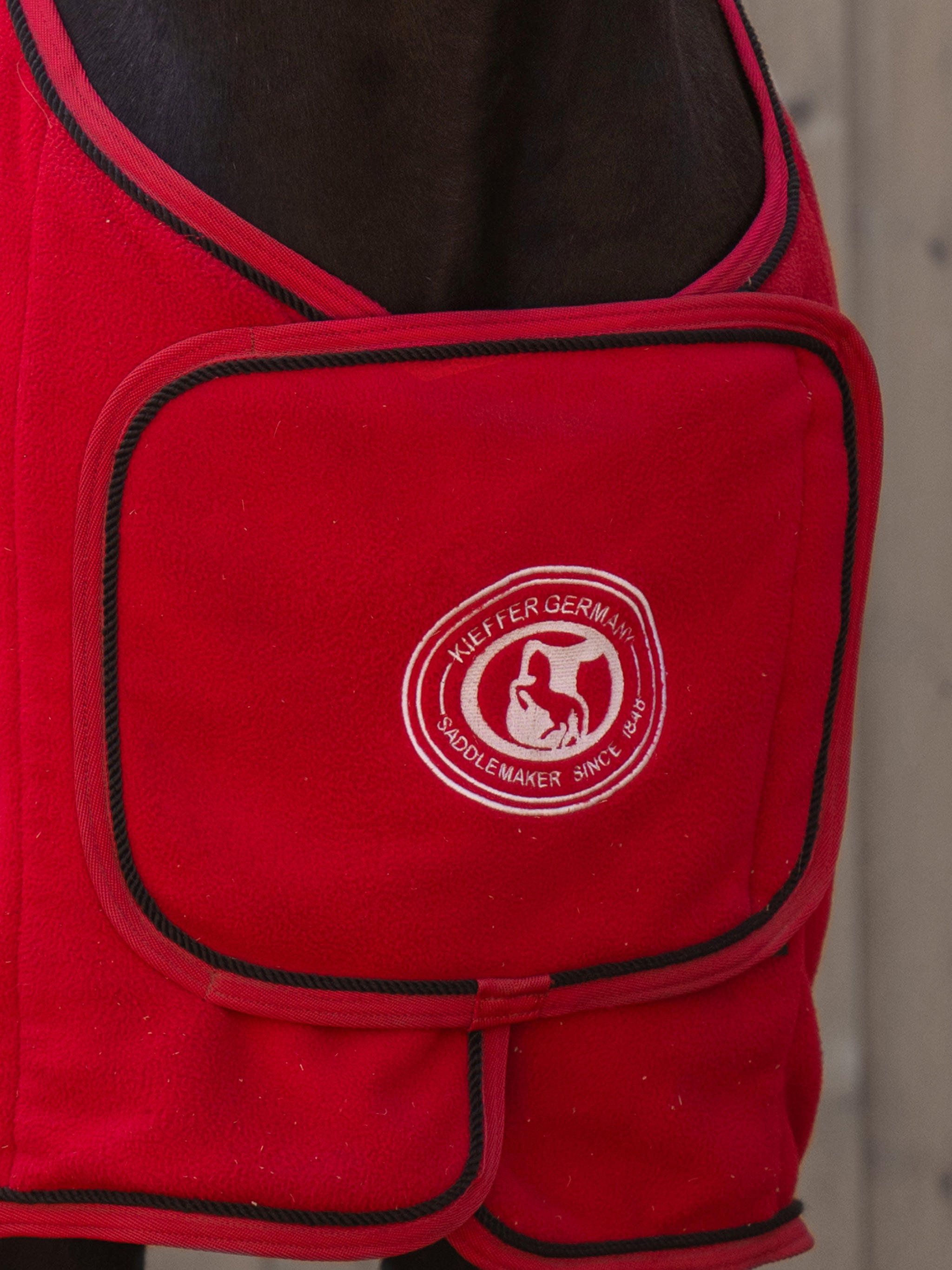 kieffer-abschwitzdecke-rougie-aus-fleece-in-rot-mit-schwarz image 2